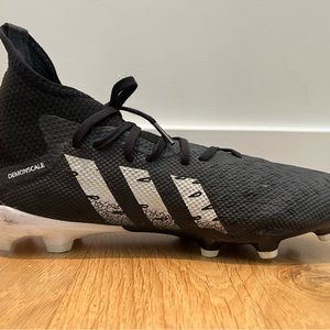 Adidas Predator Mens soccer cleat. Size 8 1/2